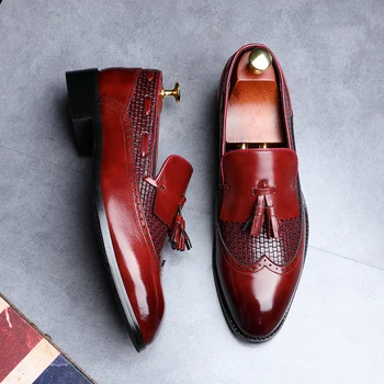 2020 mais Recentes Homens de Borla Mocassins italianos Sapatos de Vestido Casual Loafer para Homens Slip-on Festa de Casamento Sapatos Masculinos Designer de Calçados de Couro