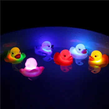 6Pcs/Set Bonito DIODO emissor de Luz de Piscamento Flutuante Pato Banheira Chuveiro Brinquedo de Borracha para as Crianças BM88